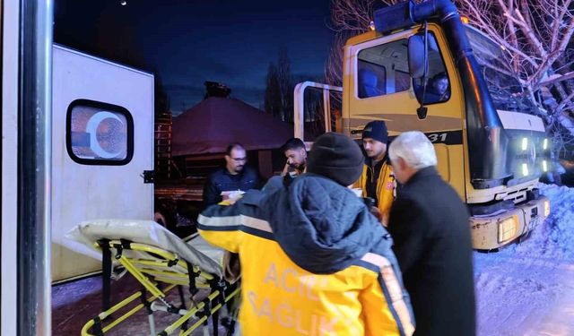 Ağrı’da karla kapanan yolda paletli ambulans hastaya umut oldu