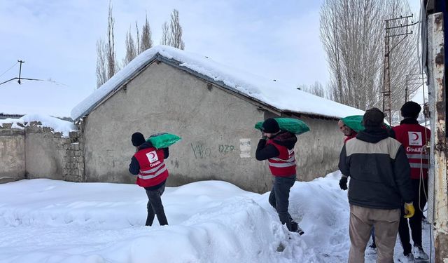 Ağrı'da Kızılay'dan ihtiyaç sahiplerinin içini ısıtacak yardım