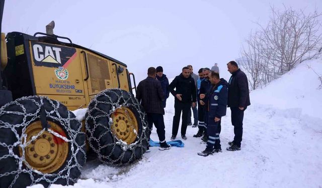 Akçadağ’da karla mücadele sürerken iş makinesi yoldan çıktı