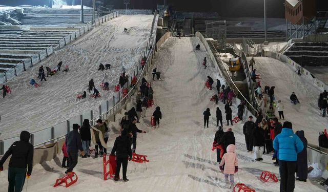 Atlama kuleleri pistinde adrenalin dolu kızak keyfi