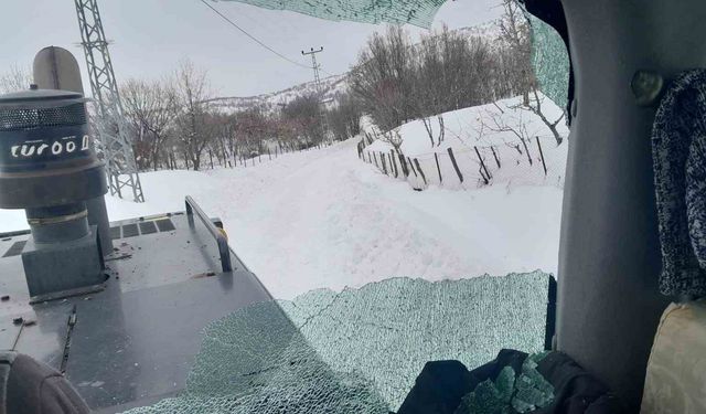 Bingöl'de ahır yolunu açmadılar diye iş makinesine saldırı