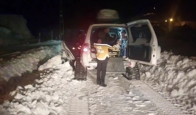 Bingöl’de paletli ambulans yolda kaldı, ekipler seferber oldu