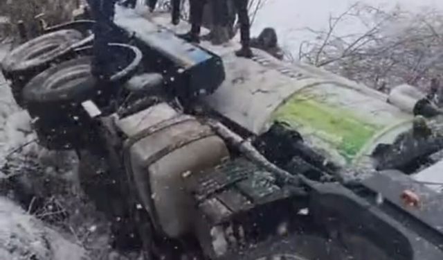 Bitlis'te vidanjör şarampole devrildi