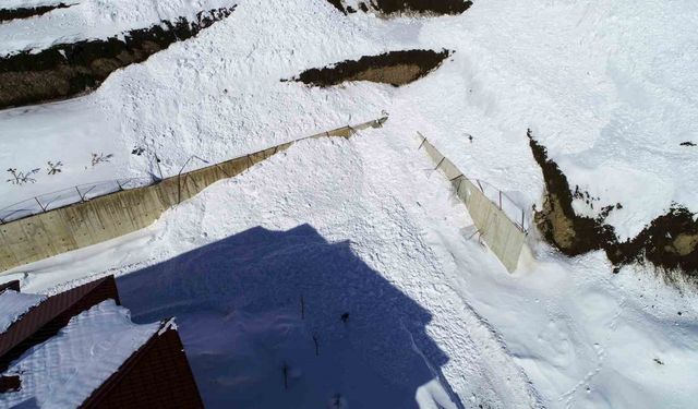 Çatak'ta çığ tehlikesi sürüyor