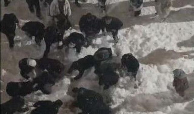 Çatıdan düşen kar kütlesinin altında kalan öğrenci yaralandı