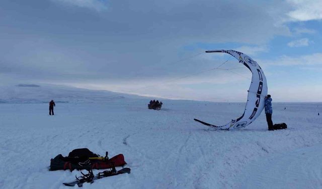 Çıldır Gölü semalarında adrenalin: Paraşütle uçuş heyecanı yaşandı