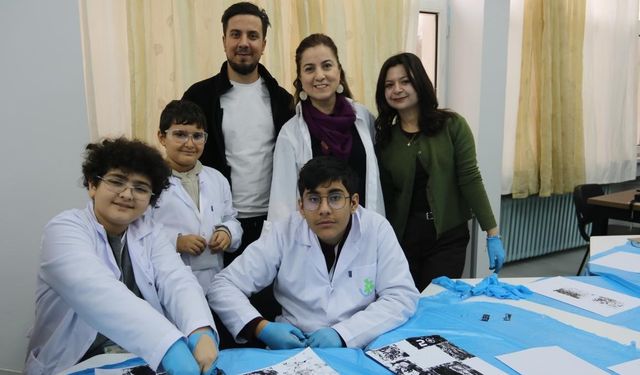 Çocuklar özgün baskı resim atölyesinde yeteneklerini gösterdi
