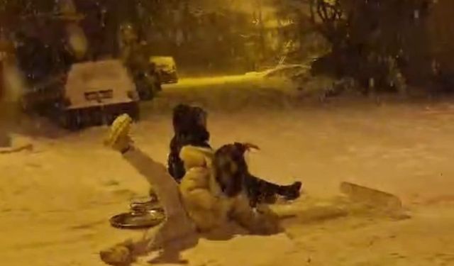 Darende'de kar yağdı, eğlence sokaklara taştı