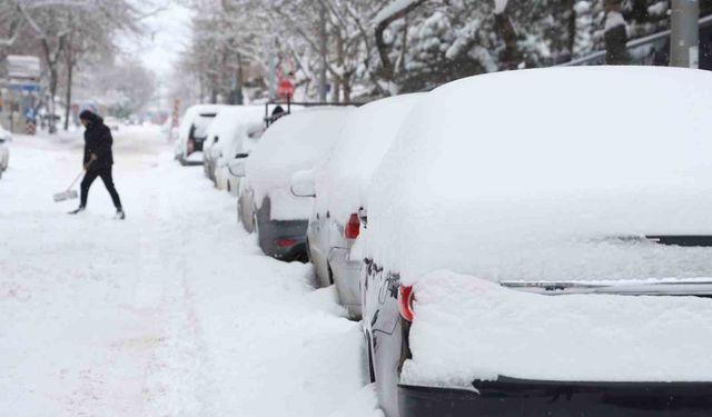 Elazığ'da kar kalınlığı 20 santimetreyi buldu, araçlar kara gömüldü