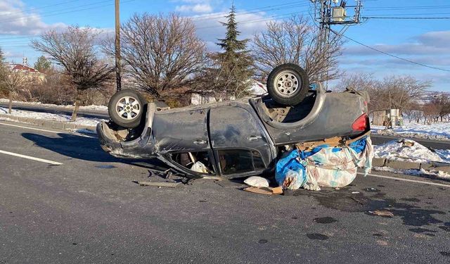 Elazığ’da kontrolden çıkan pikap takla attı: 3 yaralı