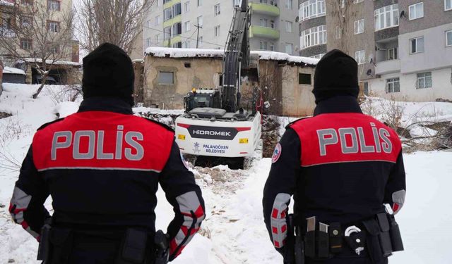 Erzurum'da tehlike oluşturan metruk binalar tek tek yıkılıyor