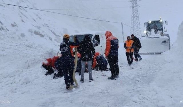 Hakkari'de çığ altında kalan araçtaki 2 kişi sağ çıkarıldı