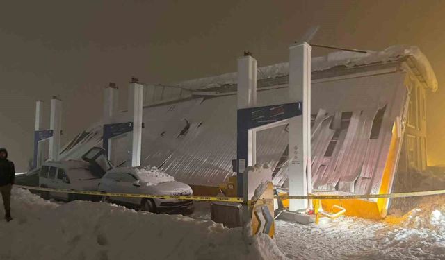 Hakkari’de facianın eşiğinden dönüldü: Akaryakıt istasyonunun çatısı çöktü