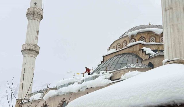 Hakkari’de vatandaşları tehdit eden kar kütleleri temizlendi