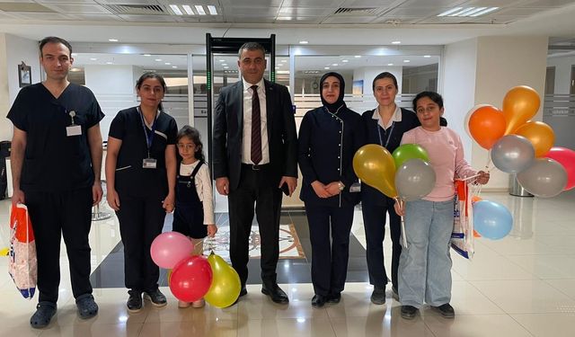 Hastanedeki çocuklar, karne sevinci yaşadı