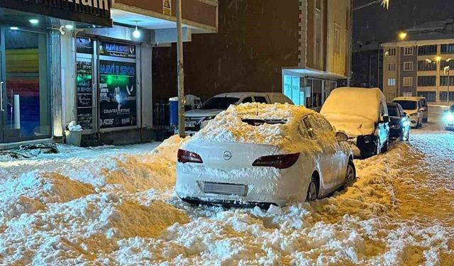 Kar kütlesi park halindeki aracı kullanılamaz hale getirdi