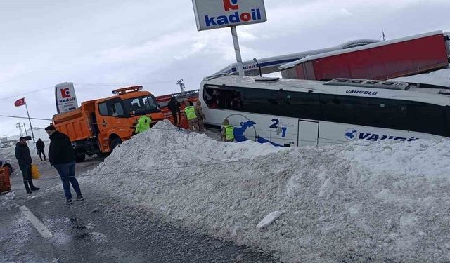 Kar yağışı kazaya neden oldu: Yolcu otobüsü direğe çarptı