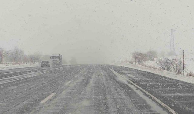 Kar yağışı Van-Bitlis yolunda etkili oluyor