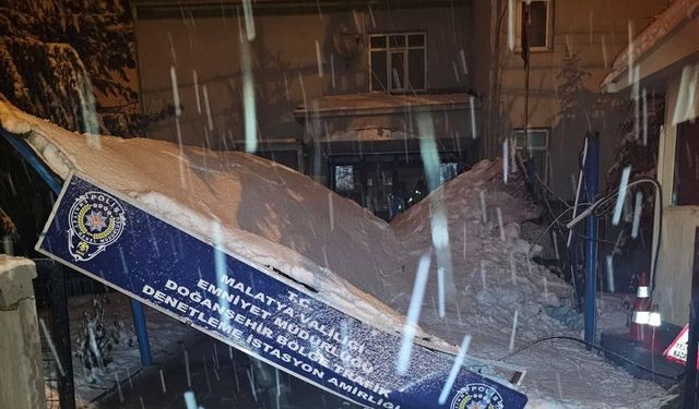 Kar yükü İstasyon Amirliğinin sundurmasını çökertti