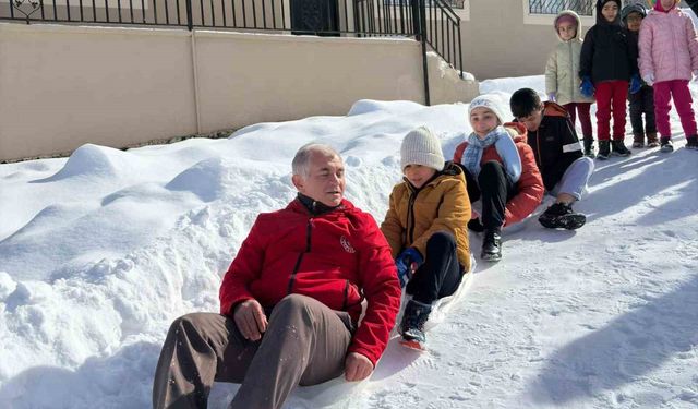Karda poşetle kaydılar, mangalda sucukla ısındılar
