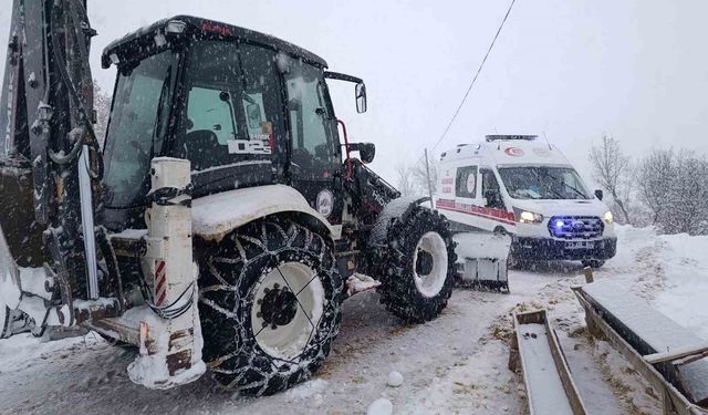 Karla kaplı yolda kalan ambulansın imdadına ekipler yetişti