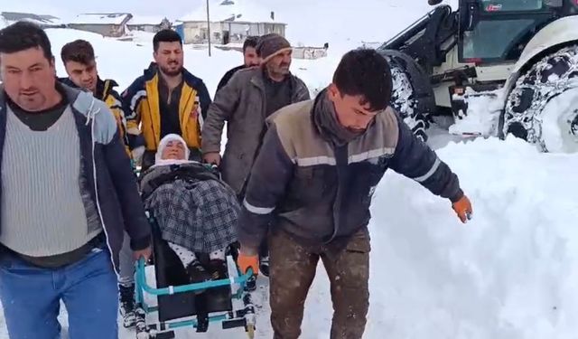 Karla mücadele hayat kurtardı: Mahsur kalan hastaya 4 saat sonra ulaşıldı