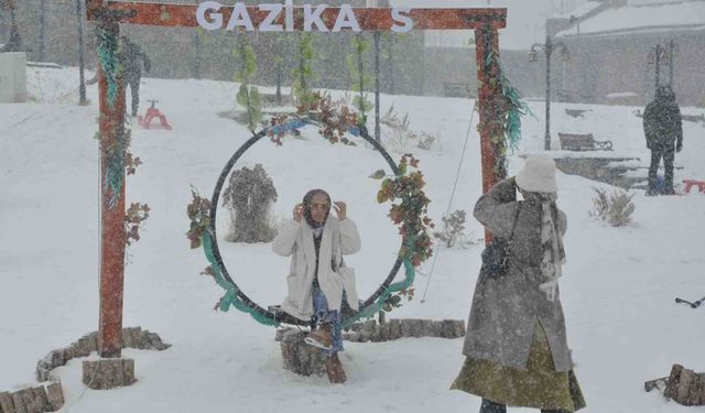 Kars’ta kar yağışı renkli görüntülere sahne oldu