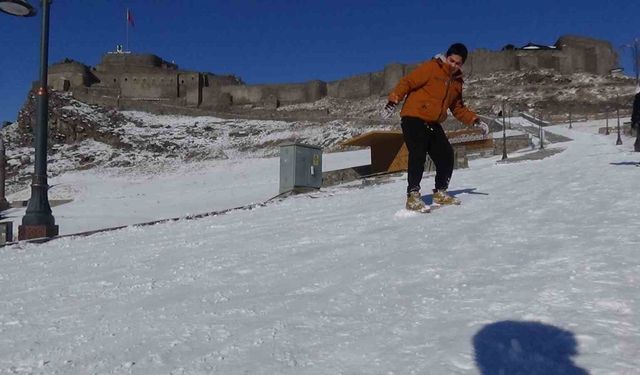 Kars'ta kızağını kapan kale yokuşuna akın etti