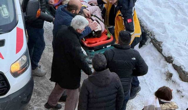 Kars’ta okul yolunda korkutan olay: Öğrencinin başına buz kütlesi düştü