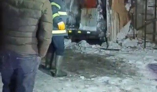 Kars’ta soğuk havalara karşı tehlikeli önlem: Altında ateş yakılan araç alev aldı