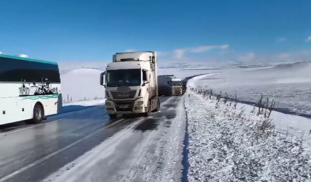 Kars'ta yollar buz pistini aratmadı