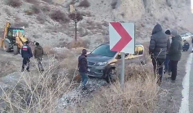 Kaygan yol kazaya neden oldu: Otomobil araziye uçtu