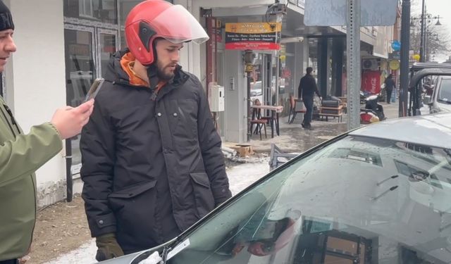 Kopan su tahliye borusu otomobile zarar verdi