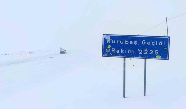 Kurubaş Geçidi'nde kar yağışı ve sis ulaşımı olumsuz etkiliyor