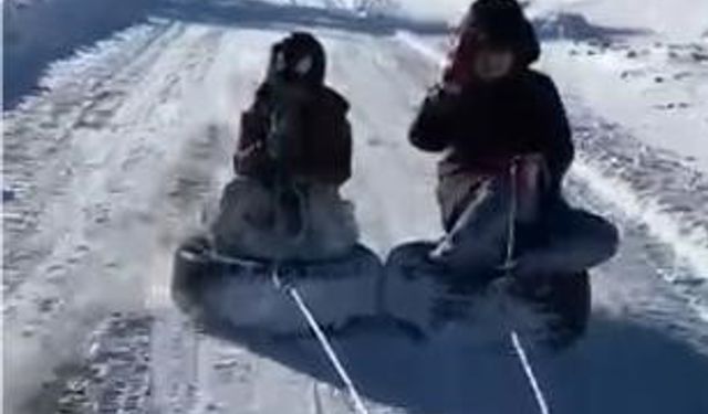 Lastikten kızak yaptılar: Çocukların kar macerası kameralara yansıdı