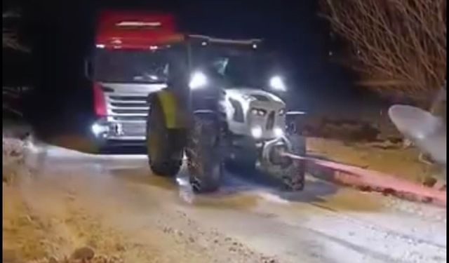 Mahsur kalan tır, araçların oluşturduğu konvoyla kurtarıldı