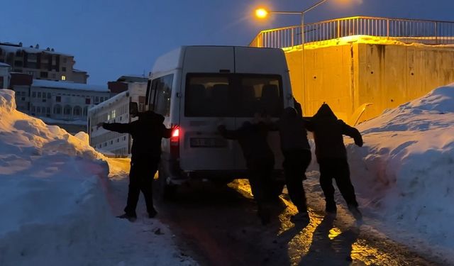 Minibüs yolda kaldı, vatandaşlar devreye girdi