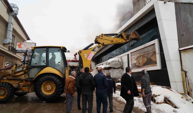 Mobilya fabrikasında çıkan yangın can aldı: 1 ölü, 1’i ağır 7 yaralı