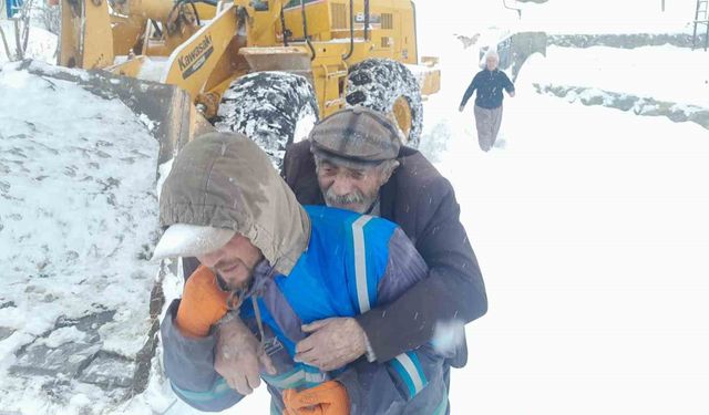 Muş'ta kapalı köy yollarında mahsur kalan hastalar için ekipler seferber oldu