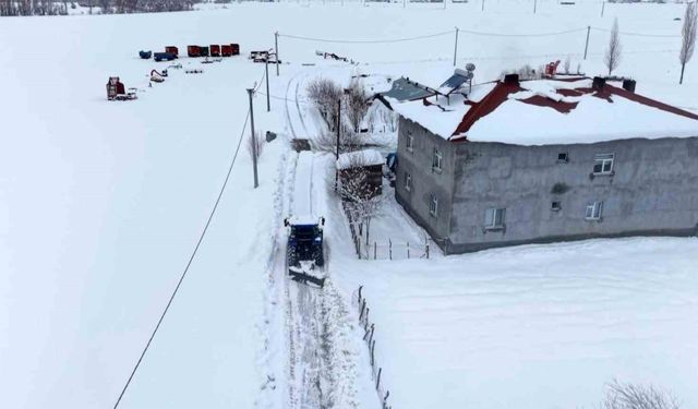 Muş’ta örnek davranış: Muhtar gönüllü kar mesaisinde