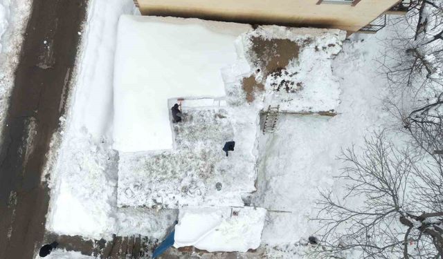 Muş'ta tek katlı evler kara teslim oldu