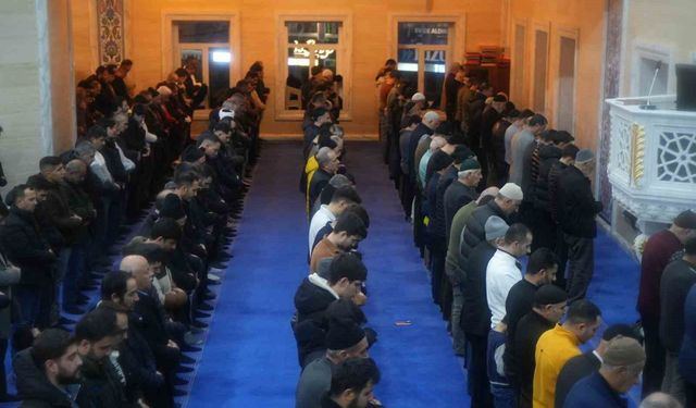 Muş’ta vatandaşlar Miraç Kandili’nde dualarda buluştu