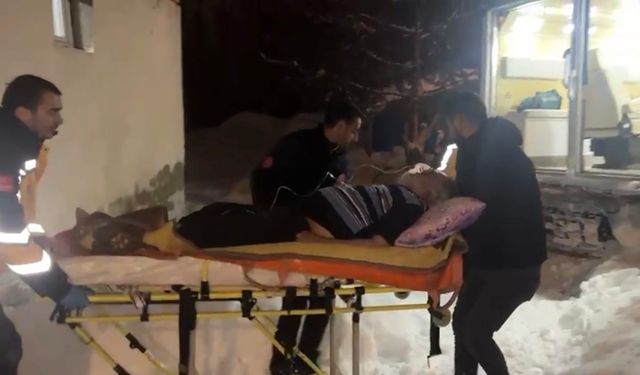 Nefes darlığı yaşayan hasta karla kaplı köyden paletli ambulansla hastaneye sevk edildi