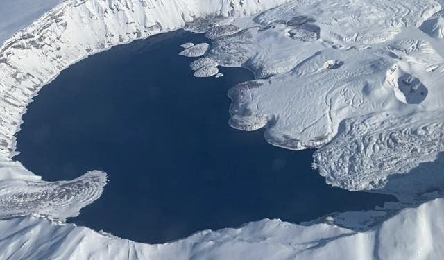 Nemrut Krater Gölü’nün kış güzelliği hayran bıraktı