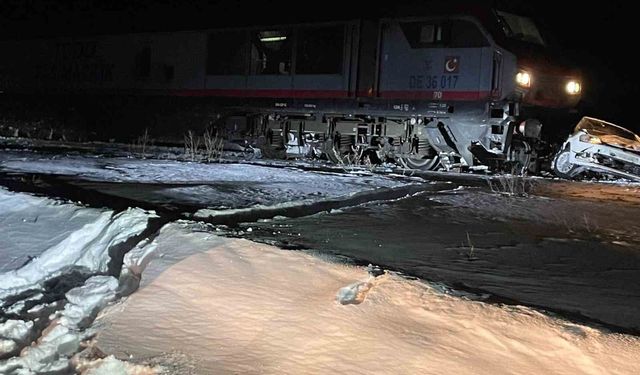Sarıkamış'ta korkutan kaza: Yük treni otomobile çarptı
