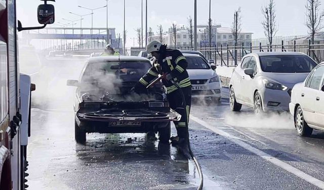 Seyir halindeki otomobil alev alev yandı