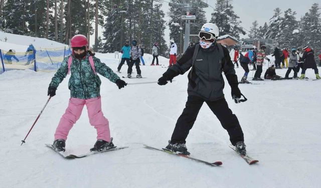 Sömestr tatilini fırsat bilenler Sarıkamış Kayak Merkezine akın etti