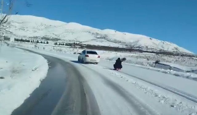 Tehlikeli eğlence: Kızağı araca bağlayıp metrelerce çekti