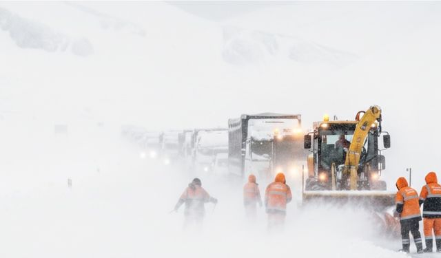 Tipi Yüksekova-Şemdinli yolunu kapattı