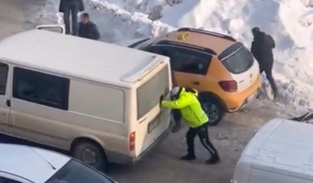 Trafik polisinden gönülleri ısıtan yardım